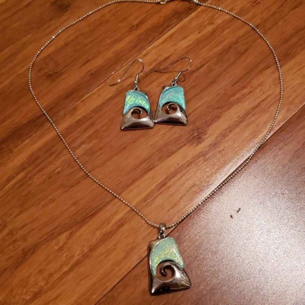 Hawaiian wave earring and necklace set